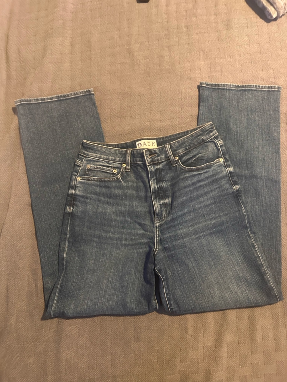 DAZE Women's Straight Leg Jeans in Medium Blue
